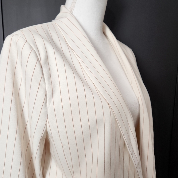 ANN TAYLOR CREAM PIN STRIPED 3/4 SLEEVE BLAZER SIZE 10 - Picture 3 of 9
